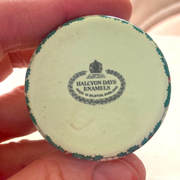 Halcyon Days English enamel trinket box.Vintage 1980. Christmas theme with lid. - Picture 2 of 7